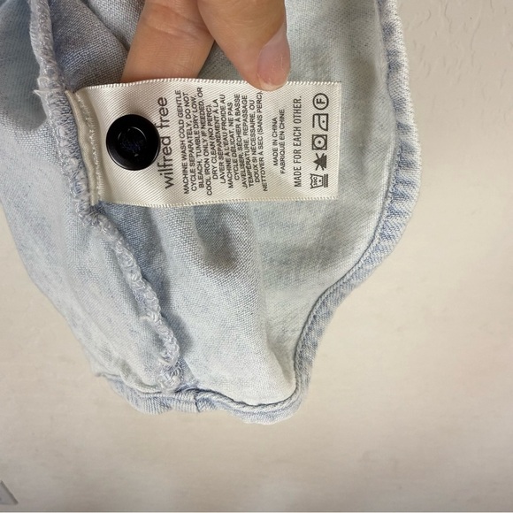 Aritzia WILFRED FREE Auteur Blue Denim Puff Short Sleeve Button Shirt Light Wash - Picture 8 of 9